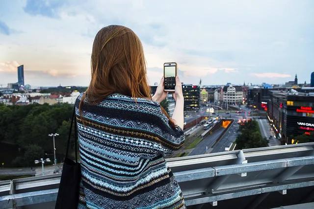 poland, wroclaw, city, woman, girl, traveling, smartphone, photographer, camera, blue phone, blue camera, blue mobile, blue smartphone, blue telephone. Influencer contracts: seven checks before renewal