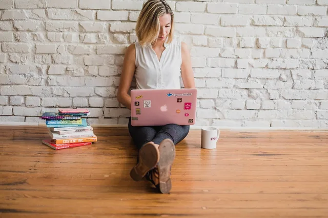 influencer, writing, girl, woman, typing, on computer, content marketing, typing on floor, written, words, handwriting, brown computer, brown laptop, brown marketing, brown writing, influencer, influencer, influencer, influencer, writing, writing, writing, writing, writing, typing, content marketing. Influencer contract budgets: how to split costs