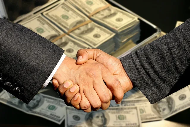 conclusion of contract, handshake, trade, business, profit, black money, control, treasury, sale, to buy, selling, commercial, shopping, money case, currency, money, contract, dollar, shaking hands, handshake, profit, selling, selling, selling, selling, selling. How to avoid creator contracts strategy mistakes before campaigns go live